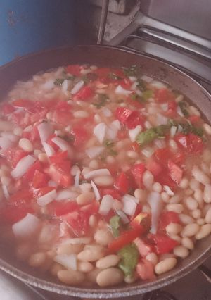 Una foto de Frijoles de la olla mexicanos 🇲🇽 a mi estilo. Barajitas con jitomate 🍅🧅 cebolla y cilantro