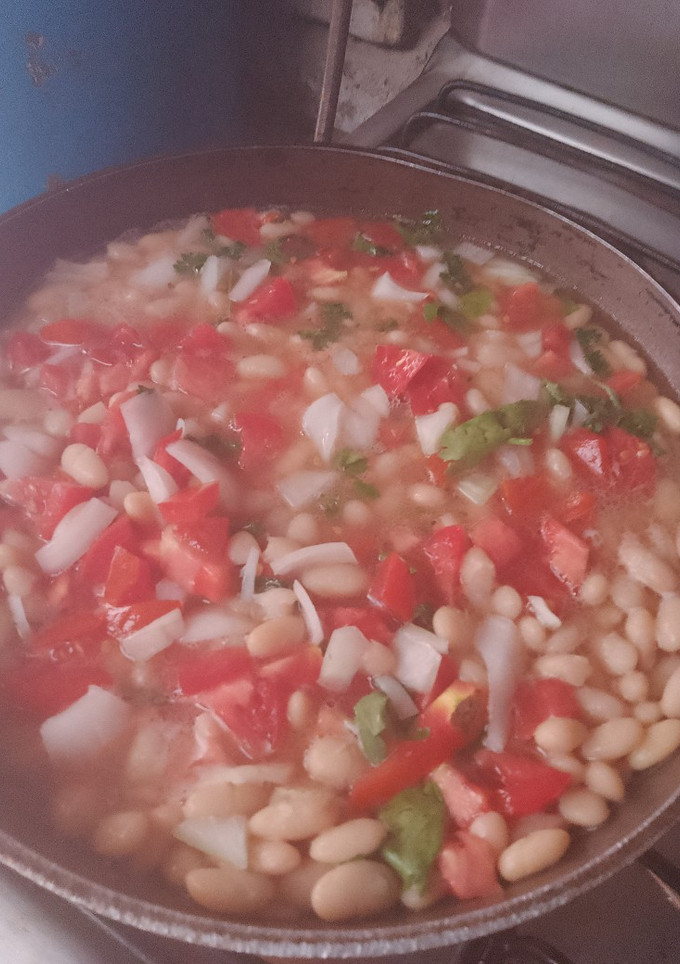 Una foto de Frijoles de la olla mexicanos 🇲🇽 a mi estilo. Barajitas con jitomate 🍅🧅 cebolla y cilantro