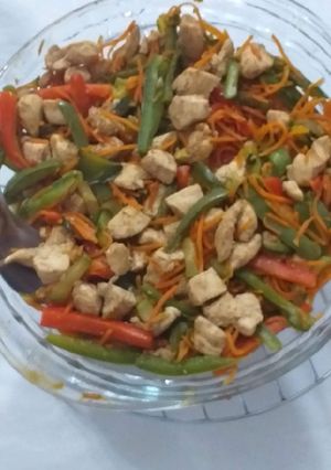Una foto de Wok de pollo y vegetales🍗🌶