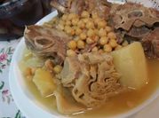Una foto de puchero de gallina