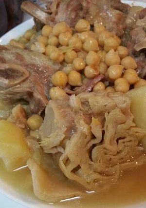 Una foto de Puchero de garbanzos con repollo