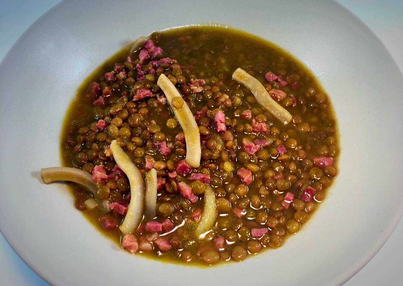 Lentejas con calamares y jamón