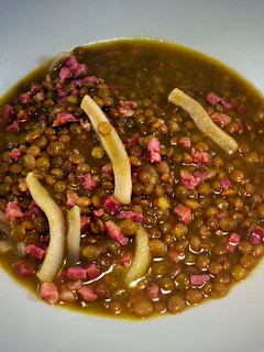 Una foto de Lentejas con calamares y jamón