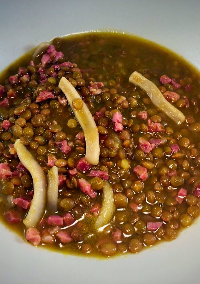 Una foto de Lentejas con calamares y jamón