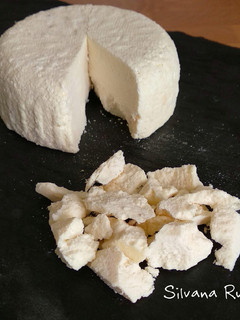 Una foto de 151.🧀Queso de kéfir ahumado y curado🍶