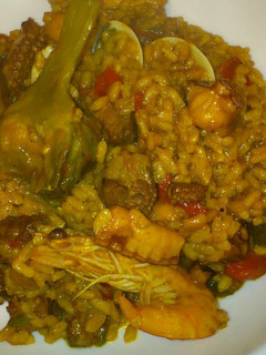 Una foto de Paella mar y tierra
