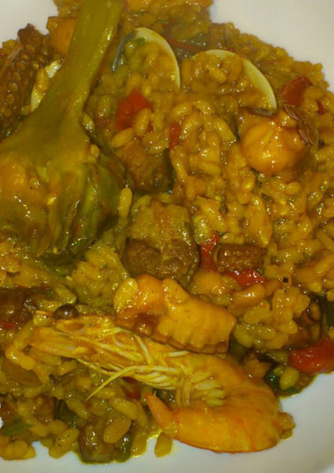 Una foto de Paella mar y tierra