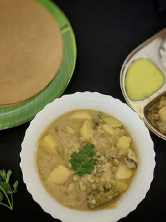 உருளை கிழங்கு பால் கறி(marriage style urulaikilangu pal curry recipe in tamil) செய்முறை முக்கிய புகைப்படம்