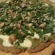 Pizza de rúcula y champiñones con salsa de palta