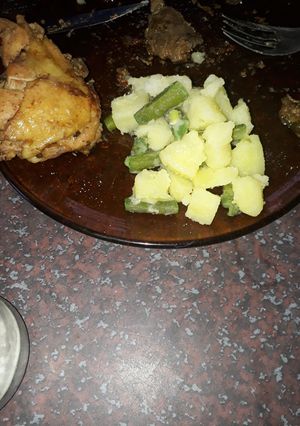 Una foto de Pollo a la mostaza con ensalada de papa y chaucha