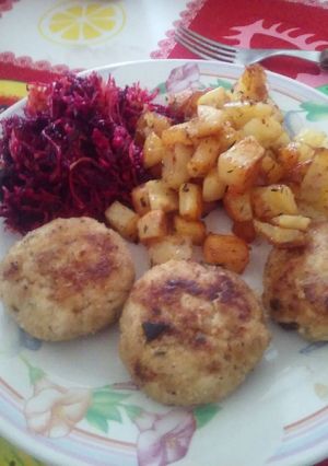 Una foto de Albóndigas de pollo con papas doradas