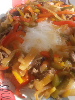 Una foto de Fideos de cristal con verduras, ternera y salsa teriyaki