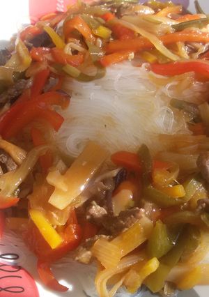 Una foto de Fideos de cristal con verduras, ternera y salsa teriyaki