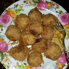 A picture of Potatoes and meatballs.