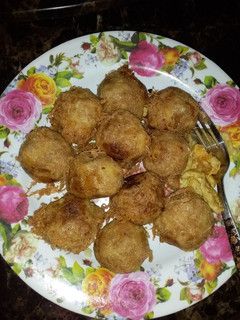 A picture of Potatoes and meatballs.