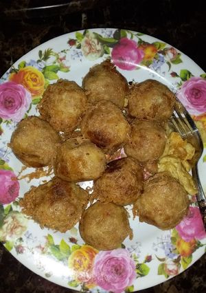A picture of Potatoes and meatballs.