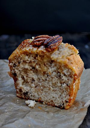 Una foto de Bizcocho de pacanas y cardamomo
