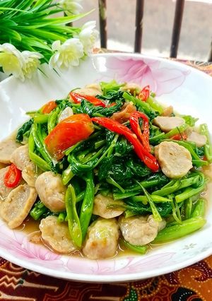 Foto resep Tumis sayur kangkung bakso saos tiram rumahan sedap