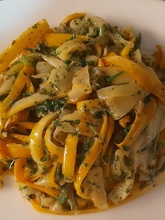 Una foto de Pasta zucchini con salsa de cilantro