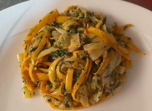 Una foto de Pasta zucchini con salsa de cilantro