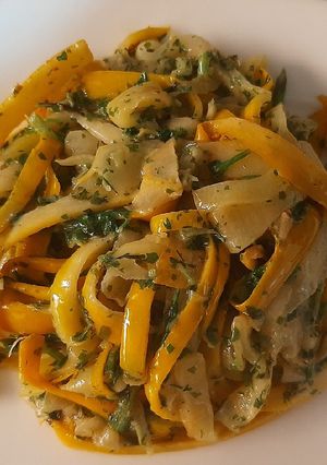 Una foto de Pasta zucchini con salsa de cilantro