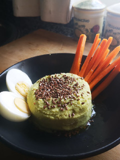 Una foto de Hummus de aguacate con crudité de zanahoria y huevo duro