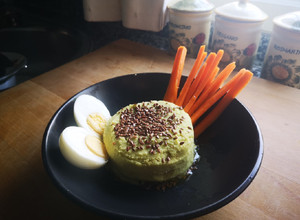 Foto principal de Hummus de aguacate con crudité de zanahoria y huevo duro