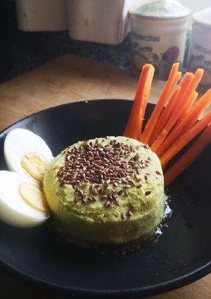 Una foto de Hummus de aguacate con crudité de zanahoria y huevo duro