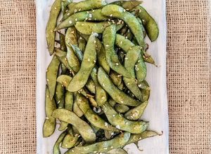 Una foto de Edamame 枝豆 o vaina de soja fresca 🇯🇵🫛 "otoshi" o aperitivo en "izakaya" o taberna, cervecería 🍻Japón