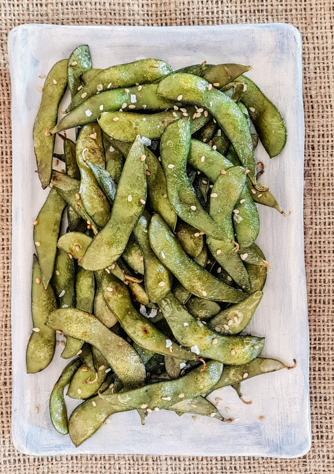 Una foto de Edamame 枝豆 o vaina de soja fresca 🇯🇵🫛 "otoshi" o aperitivo en "izakaya" o taberna, cervecería 🍻Japón