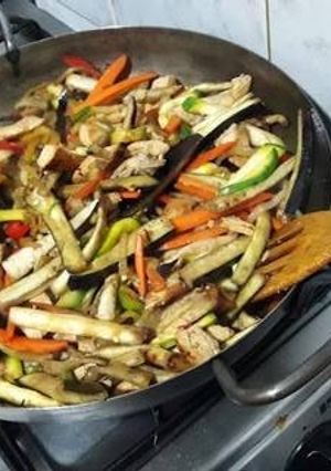 Una foto de Wok de vegetales y pollo