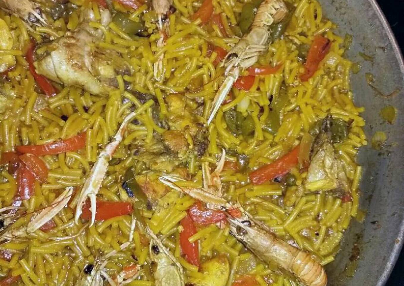 Fideuá con pollo y cigalas