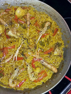 Una foto de Fideuá con pollo y cigalas