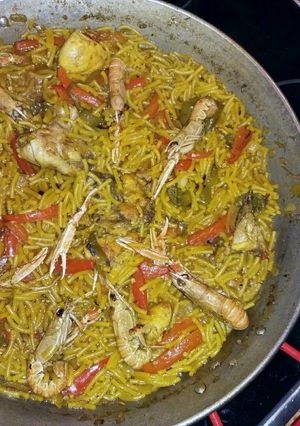 Una foto de Fideuá con pollo y cigalas