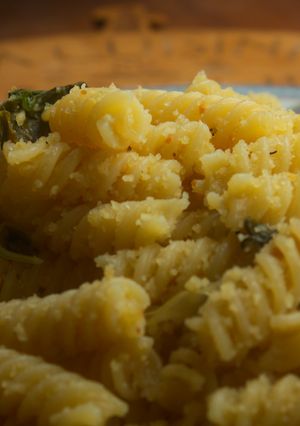 Une photo de Fusilli avec cotes de bettes et chapelure