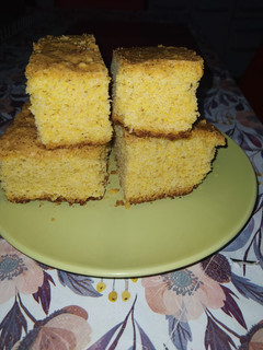 Una foto de Bizcochuelo de harina y polenta 😋