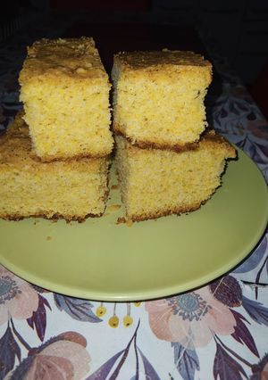 Una foto de Bizcochuelo de harina y polenta 😋
