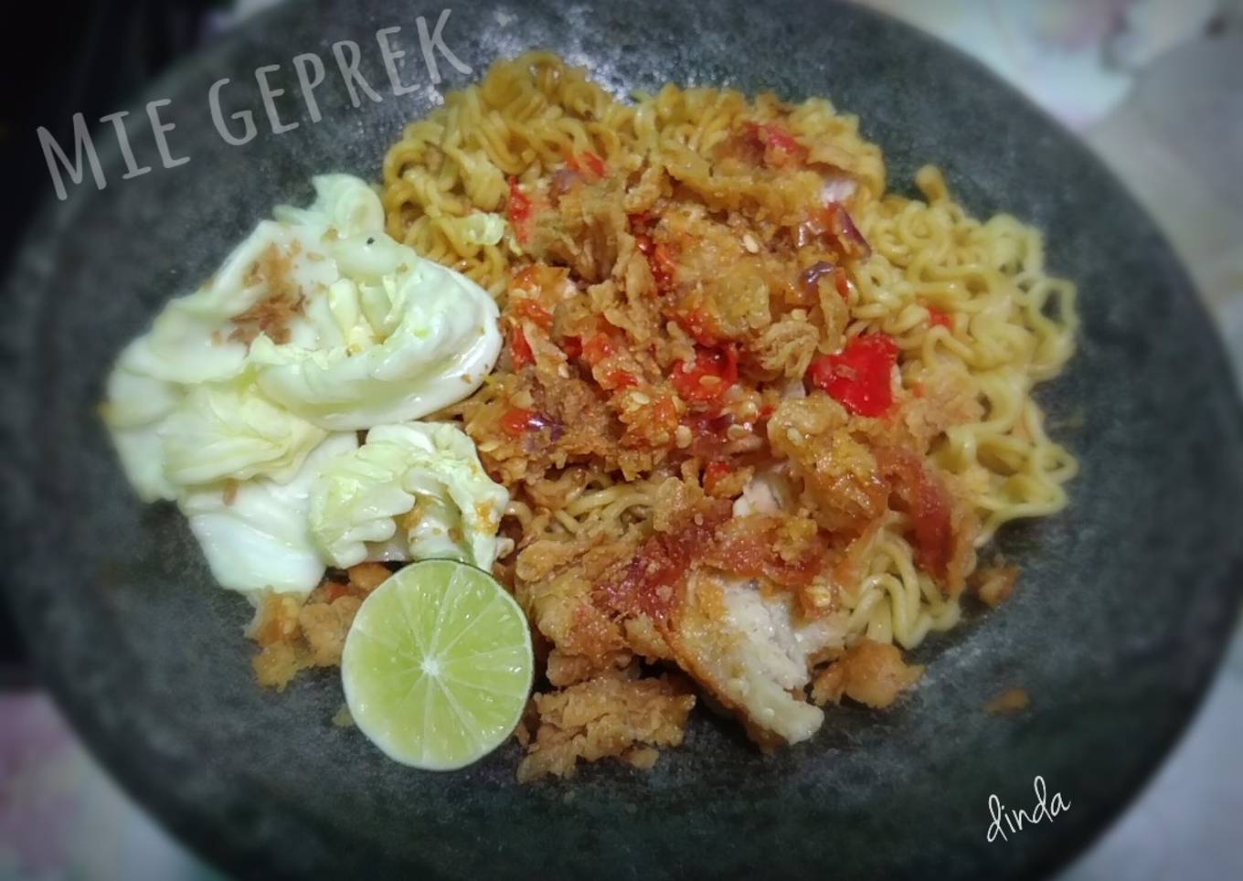 Mie geprek lalap kol goreng