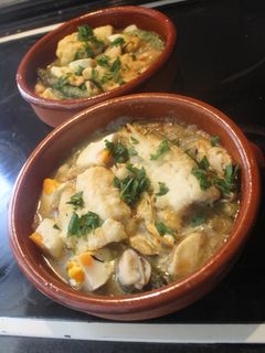 Una foto de Merluza a la vasca con espárragos mejillones y huevo (cocina vasca)