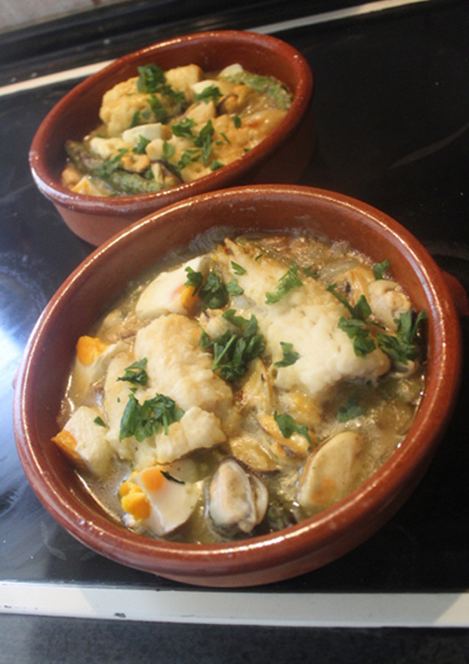 Una foto de Merluza a la vasca con espárragos mejillones y huevo (cocina vasca)