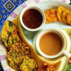 A picture of Pakoray with Tea.