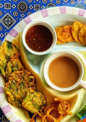 A picture of Pakoray with Tea.