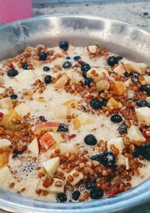 Una foto de Ensalada  de frutas con granos de trigo integral