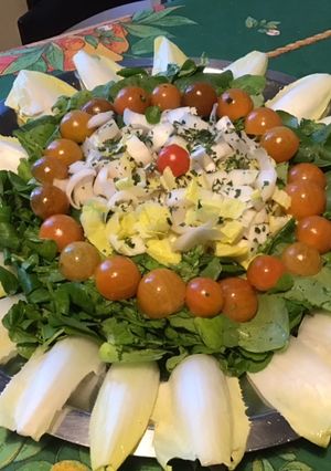 Une photo de Salade de cresson aux jeunes endives, tomates cerises et persil