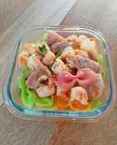 Nui ngũ sắc xào tôm thịt