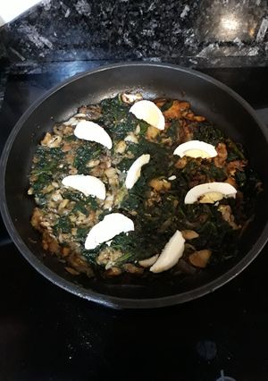 Foto principal de Espinacas con bacalao y cebolla