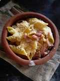 Fideos gratinados con crema y jamón