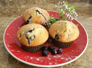 Una foto de Muffins de fresas y arándanos ♥️