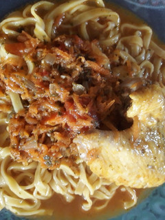 Una foto de Pasta con tuco casero de pollo