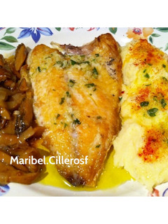 Una foto de Dorada a la plancha con puré de patata y salteado de níscalos